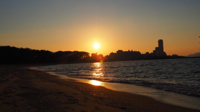 百道浜のオレンジスカイ：夕陽に染まるビーチ