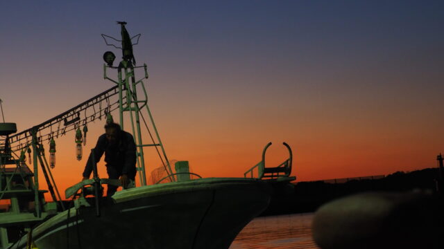 加布里漁港の夕暮れと漁師