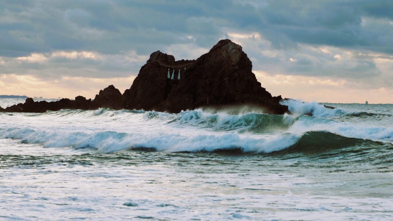 荒波に立ち向かう夫婦岩 〜糸島・二見ケ浦で願う円満の絆〜 » 【写真