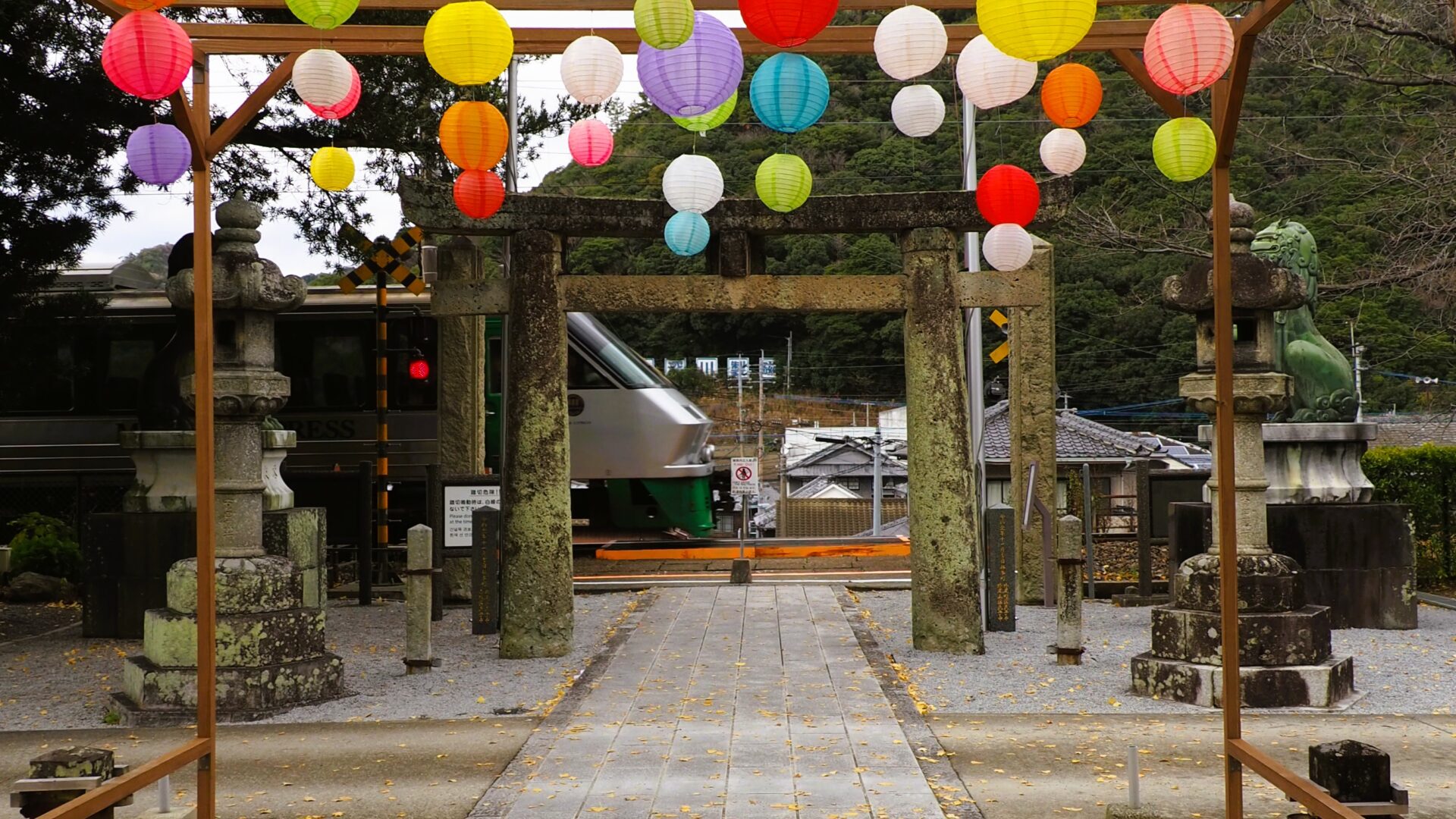 電車が交差する絶景（陶山神社）